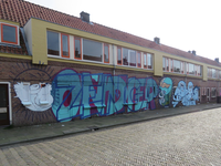 829454 Gezicht op een rij leegstaande huizen aan de oneven zijde van de Aardbeistraat te Utrecht, met op de gevels de ...